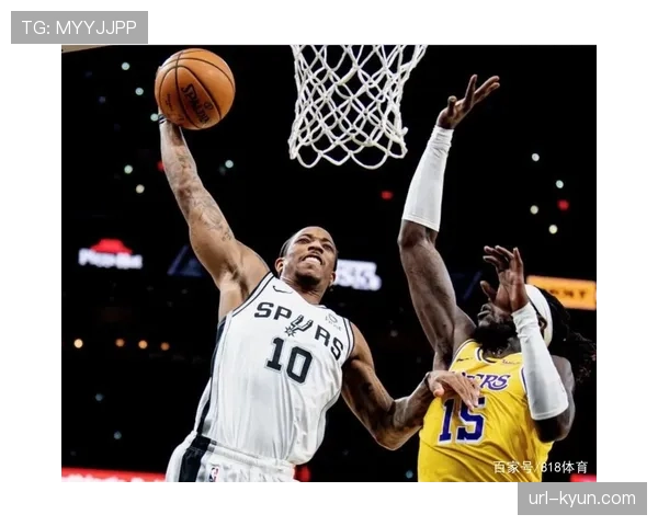 现场花絮：猛龙主场为即将退役的队史得分王德罗赞播放致敬视频，后者眼含热泪