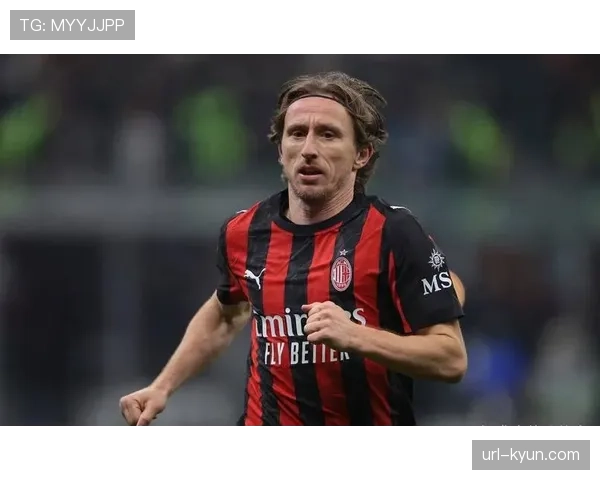 特写镜头：老将莫德里奇替补登场，用一记精准长传策动制胜球。