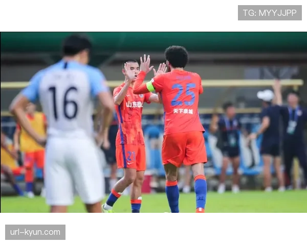 场边视角:山东泰山助教通过平板电脑,向球员展示对手压迫阵型的实时漏洞 场边视角:山东泰山助教通过平板电脑,向球员展示对手压迫阵型的实时漏洞