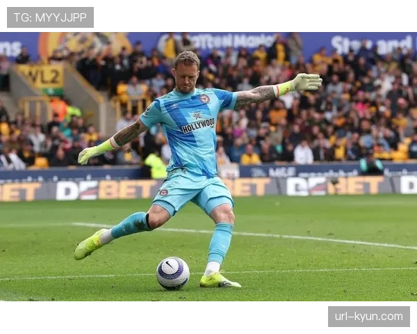 特写：布伦特福德门将弗莱肯扑出点球后激情怒吼，激励队友