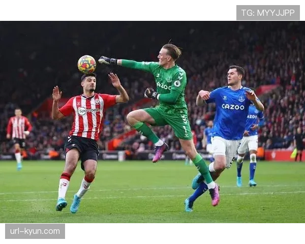 现场特写：布伦特福德主场为退役门将拉亚举行纪念仪式